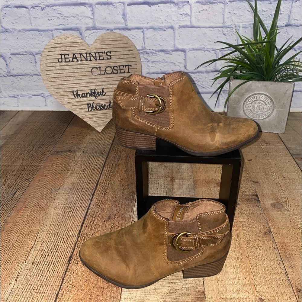 CLARKS
ADREENA FIELD LEATHER SLIP ON BOOTIES